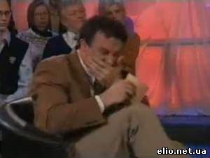 Ведущий угарает в прямом эфире